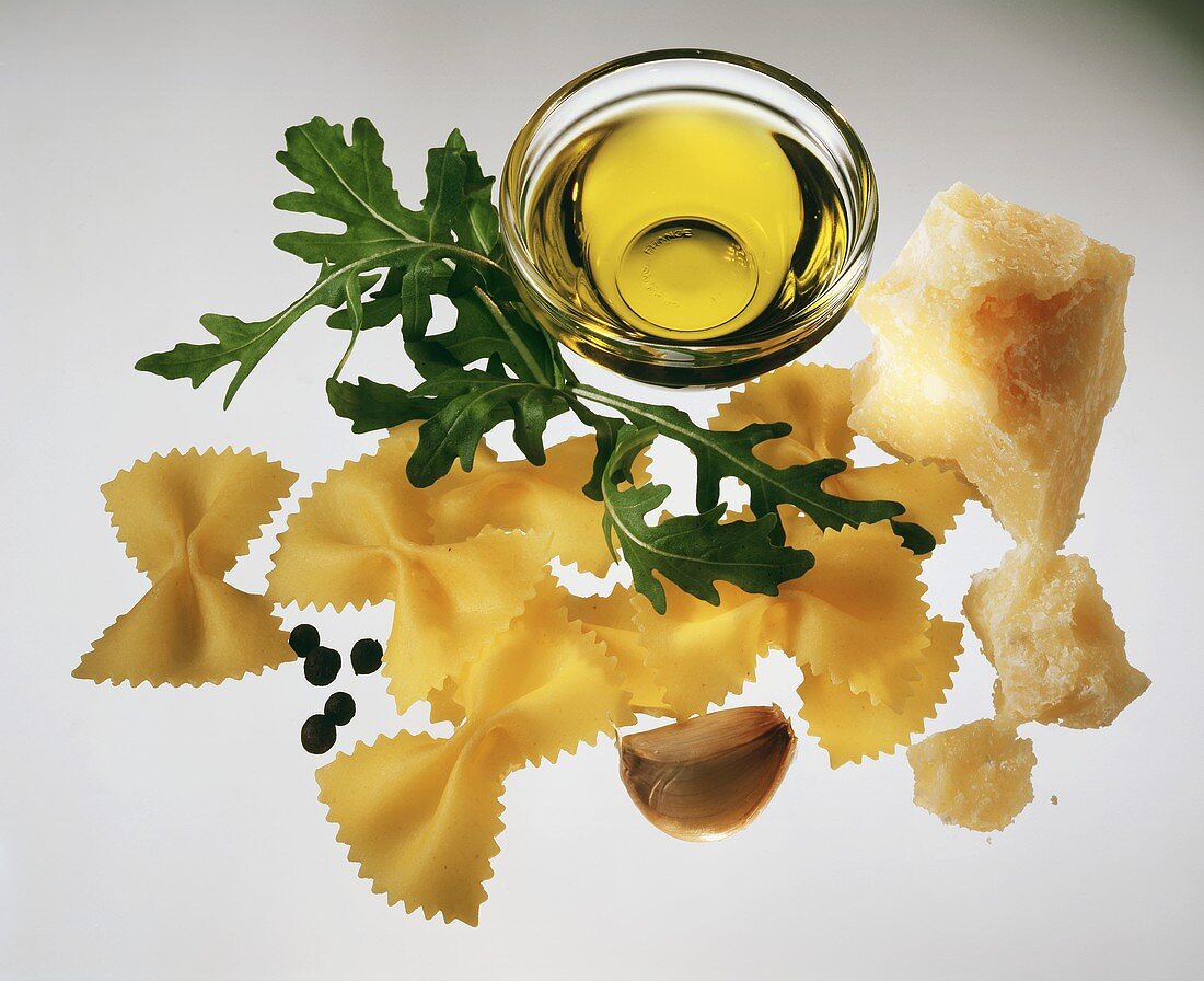 Farfalle-Nudeln, Olivenöl im Schälchen, Rucola, Parmesan etc.