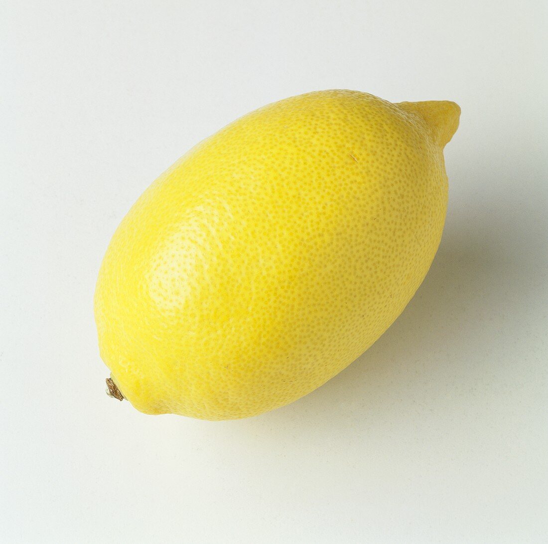 Eine Zitrone auf weißem Untergrund