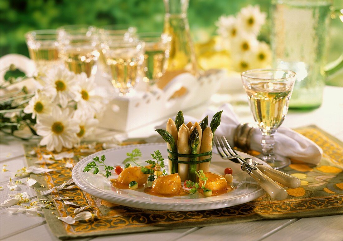 Spargel mit Fisch auf Teller; Weißwein; Deko: Margeriten