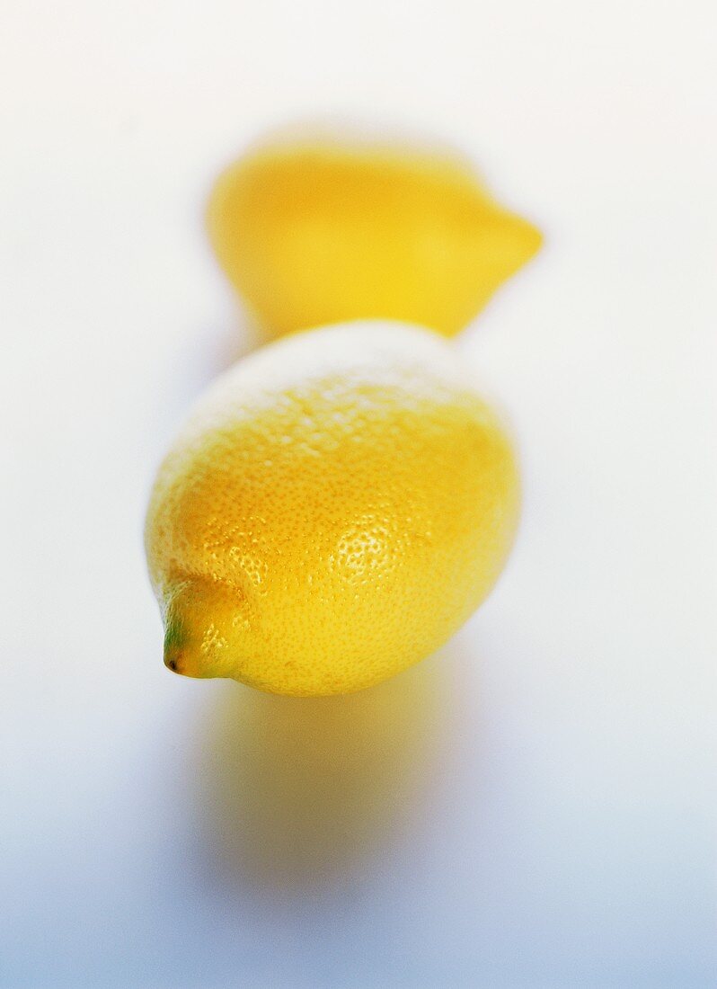 Zwei Zitronen auf weißem Untergrund