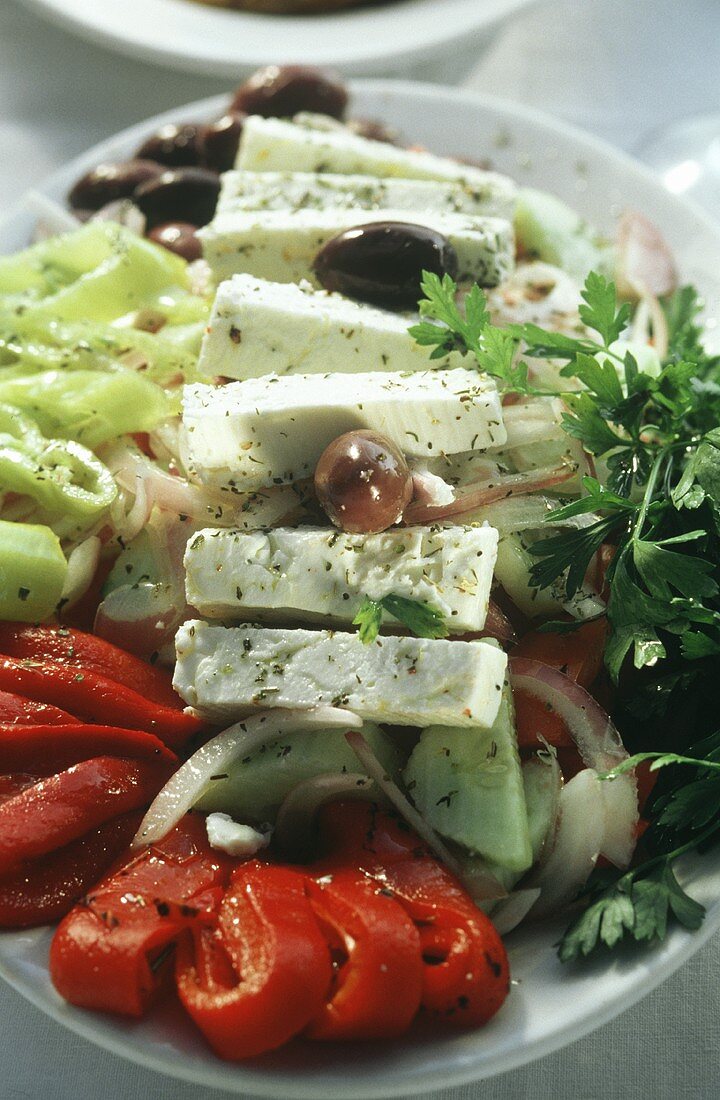Griechischer Salat mit Gurken, Tomaten etc. und Schafskäse