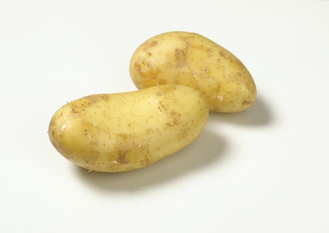Zwei Kartoffeln auf weißem Untergrund