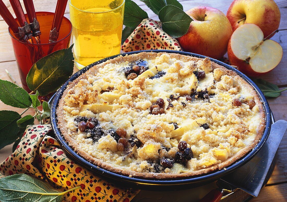 Mohn-Apfel-Torte mit Streusel und Rosinen in der Backform