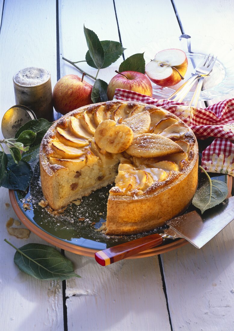 Apfel-Reis-Torte, angeschnitten, Deko: Äpfel