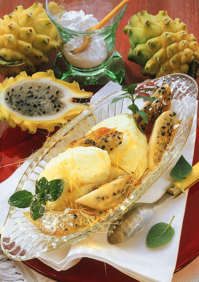Zitronenmousse mit Pitahaya und Zuckerfäden auf Glasteller
