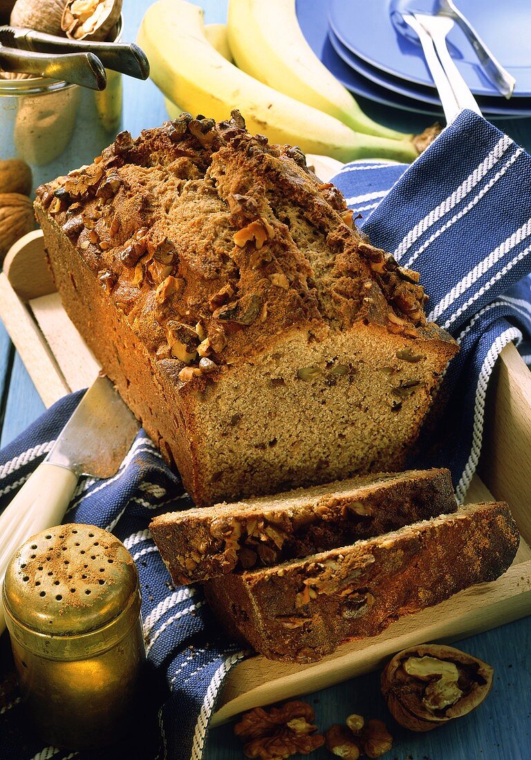 Bananenkuchen, angeschnitten, mit gehackten Walnüssen