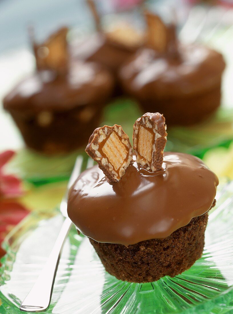 Lion-Muffins mit Schokoladenguss und Schokoriegelscheibchen