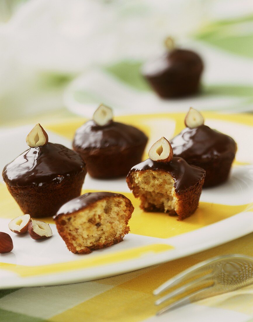 Cognac-Muffins mit Schokoladenglasur und Haselnüssen