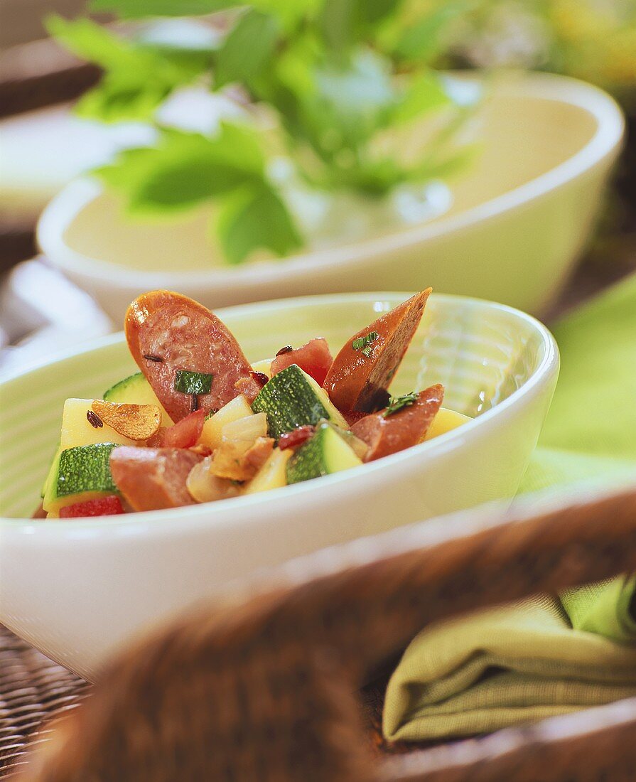 Kartoffelgulasch mit Debreczinern und Zucchini im Schälchen