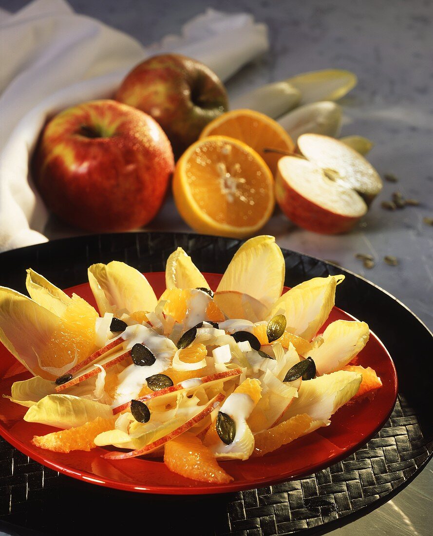 Chicoreesalat mit Äpfeln, Orangen und Kürbiskernen