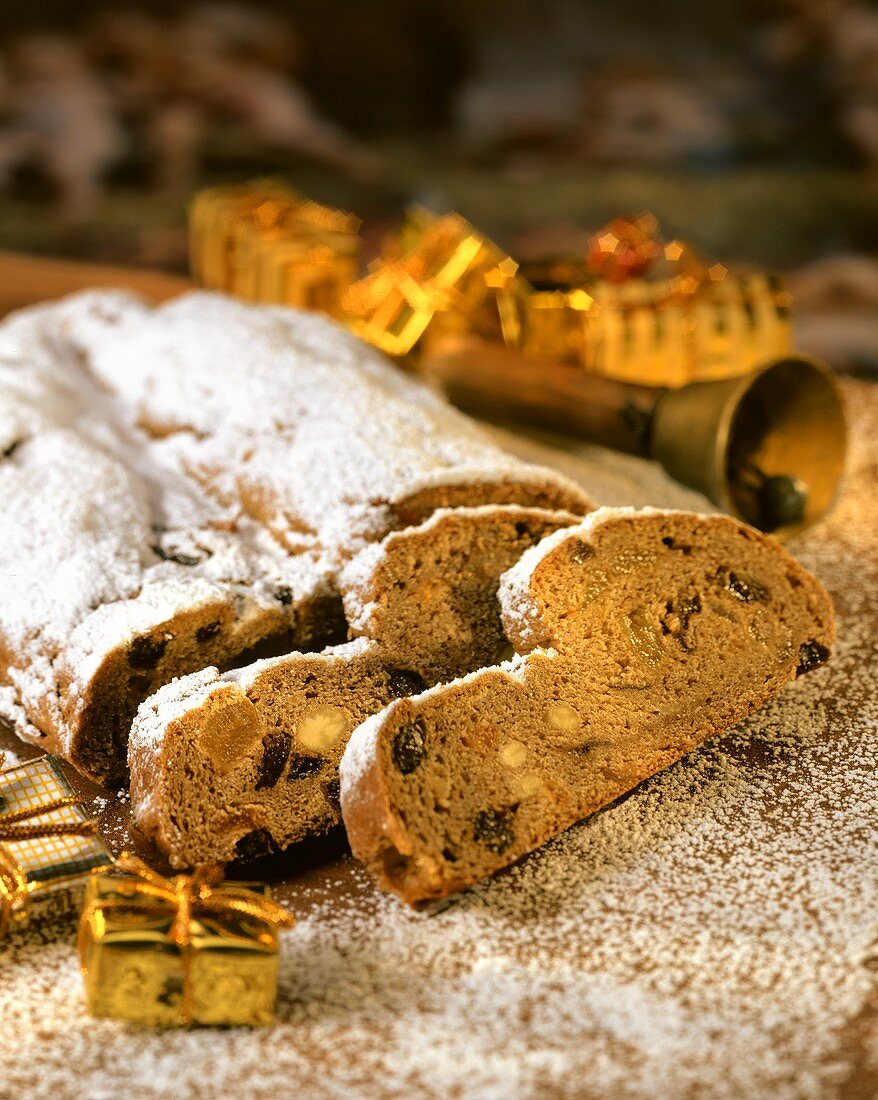 Quarkstollen mit Trockenfrüchten und Puderzucker