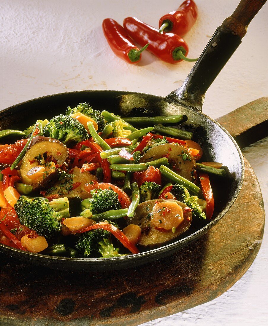 Gemüsechili mit Brokkoli und Auberginen in einer Pfanne