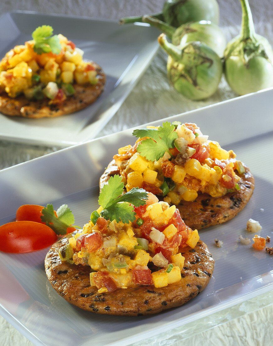 Asiatische Crostini mit grünen Auberginen und Kartoffeln