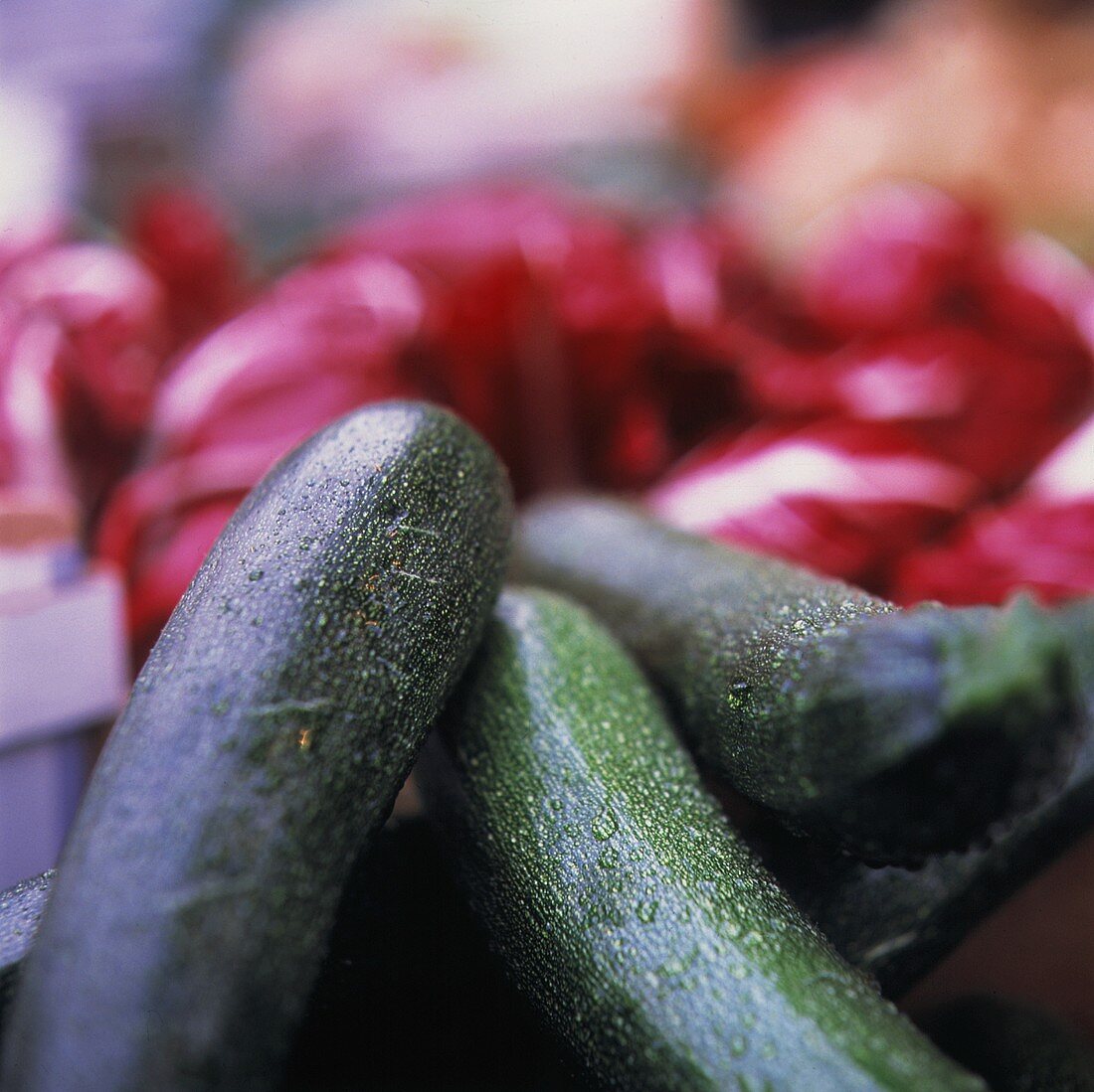 Zucchini und Radicchio auf einem Markt