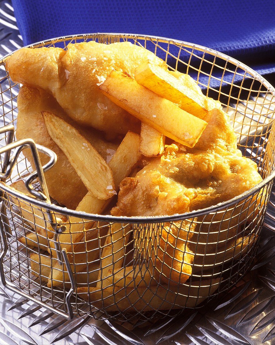 Fisch und Pommes frites in einem Fritierkorb (Fish & Chips)