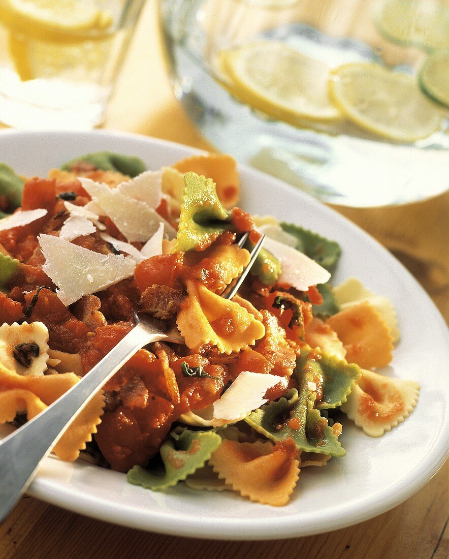 Tris di farfalle al pomodoro (Pasta with tomato sauce)