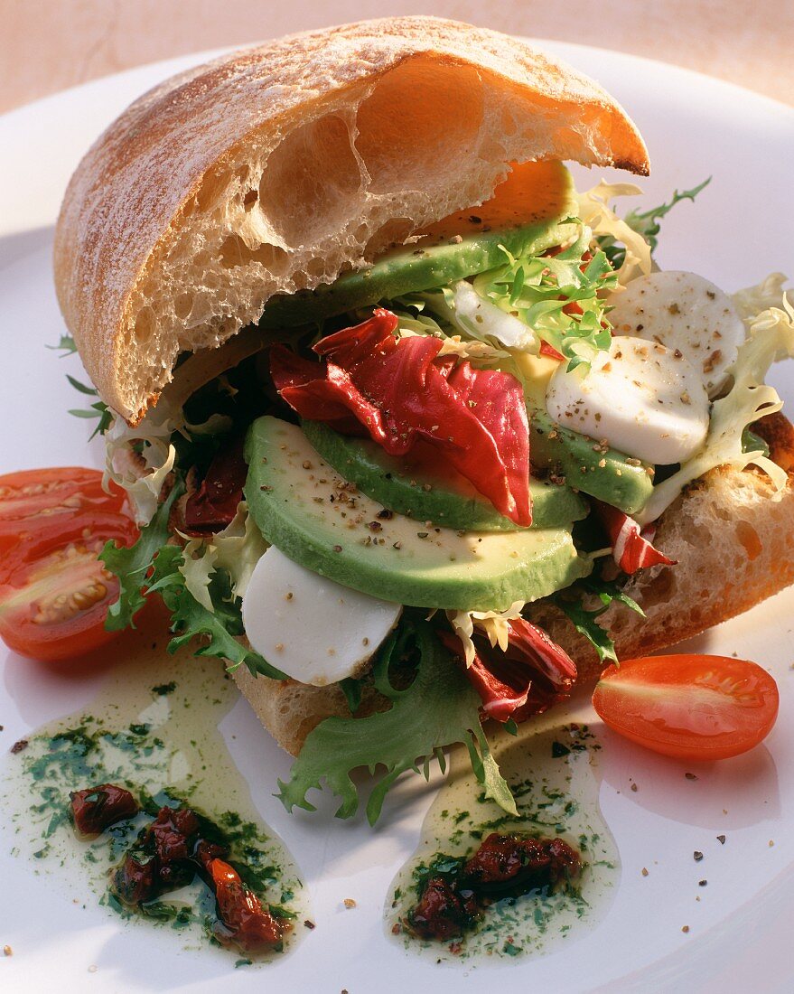 Sandwich mit Salat, Avocados und Mozzarella