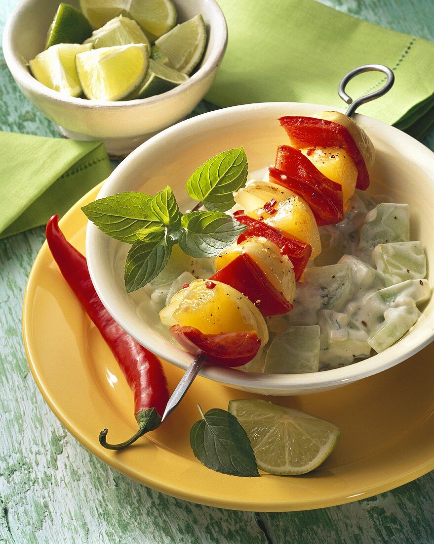 Indian Summer Spits: Gemüsespiess mit Paprika auf Gurkensalat