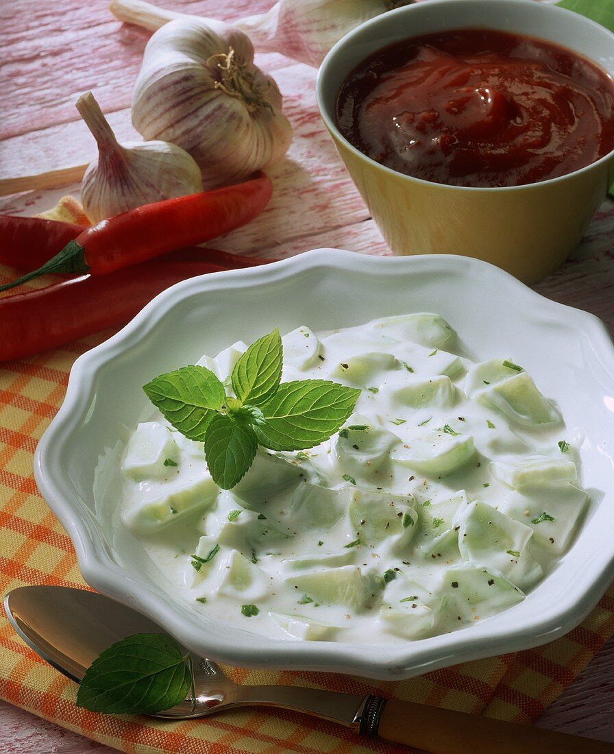 Raita (Gurkensalat mit Joghurt); Barbecuesauce