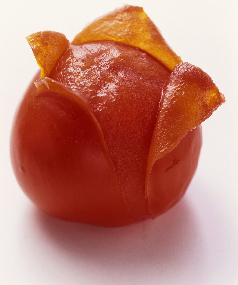Eine Tomate mit teilweise abgezogener Haut