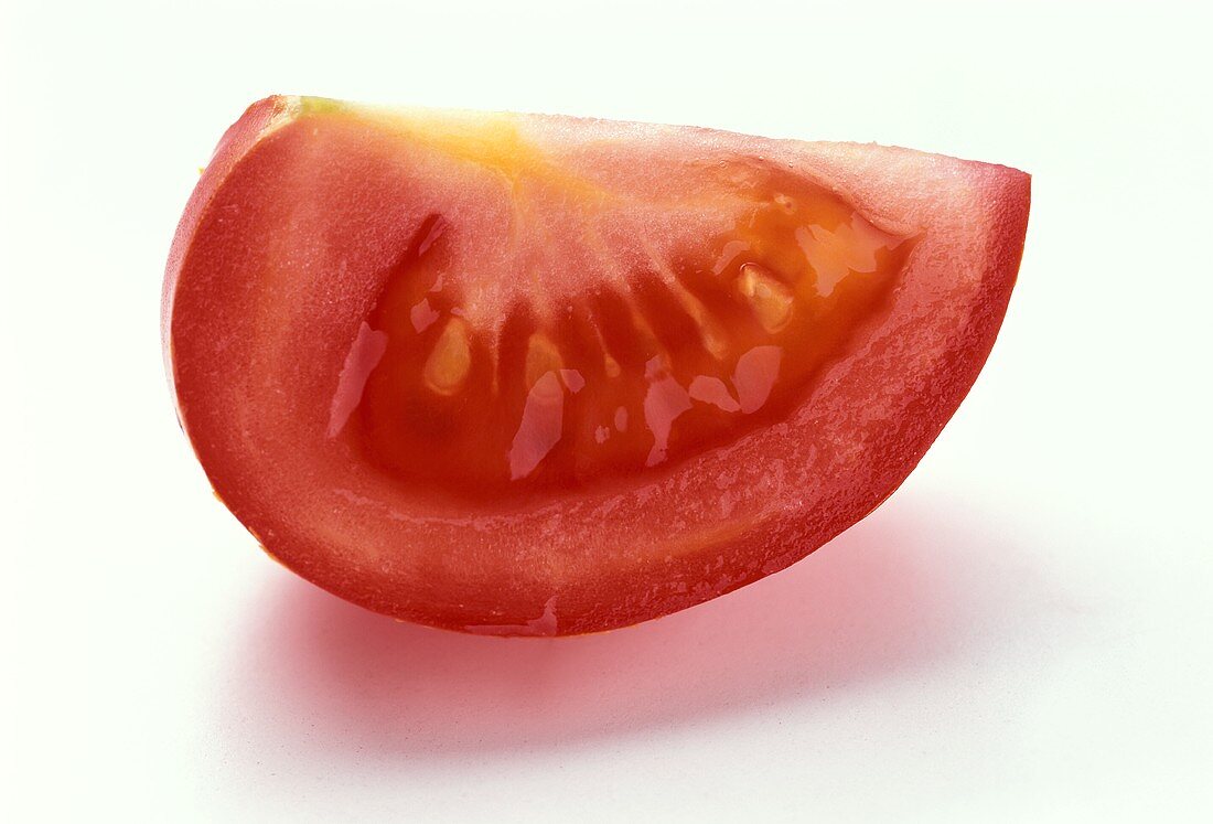 Ein Tomatenschnitz auf weißem Untergrund