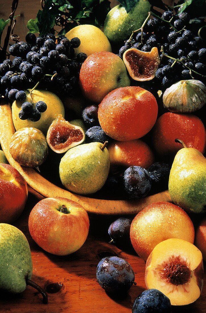 Obstschale mit Trauben, Äpfeln, Feigen, Birnen und Nektarinen