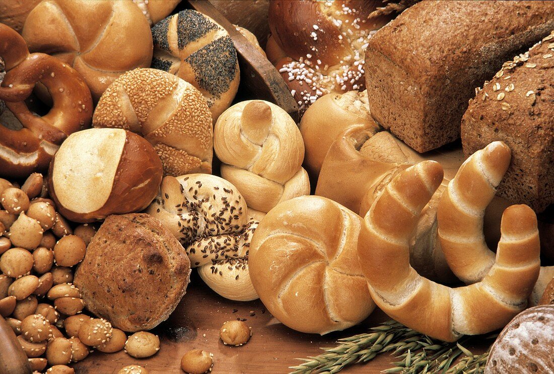 Verschiedene Brote, Brötchen, Hefegebäck und Croissants