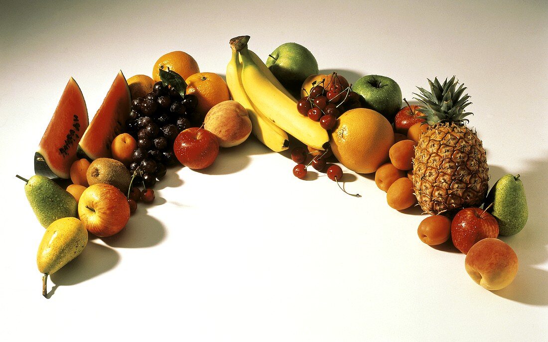 Verschiedene Früchte, in einem Bogen arrangiert
