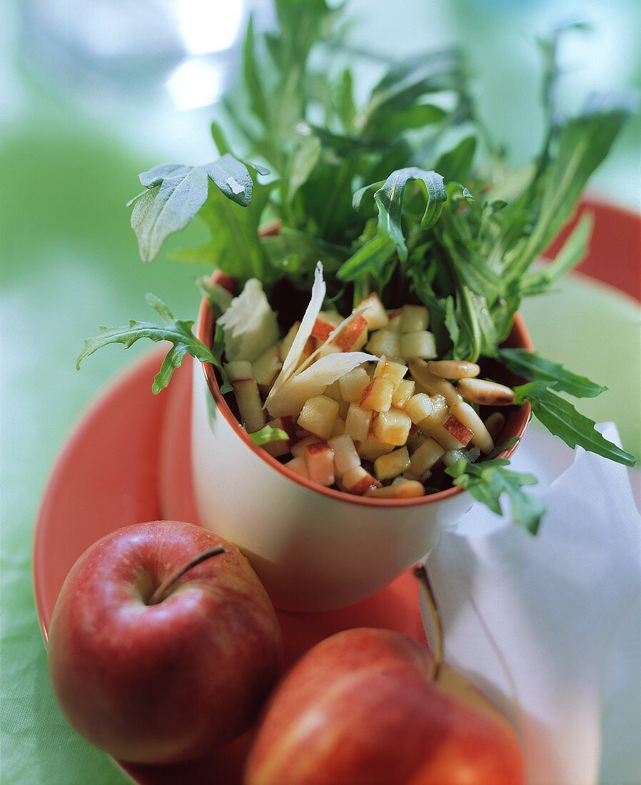 Rucola-Apfel-Salat mit Pinienkernen & Parmesan im Becher