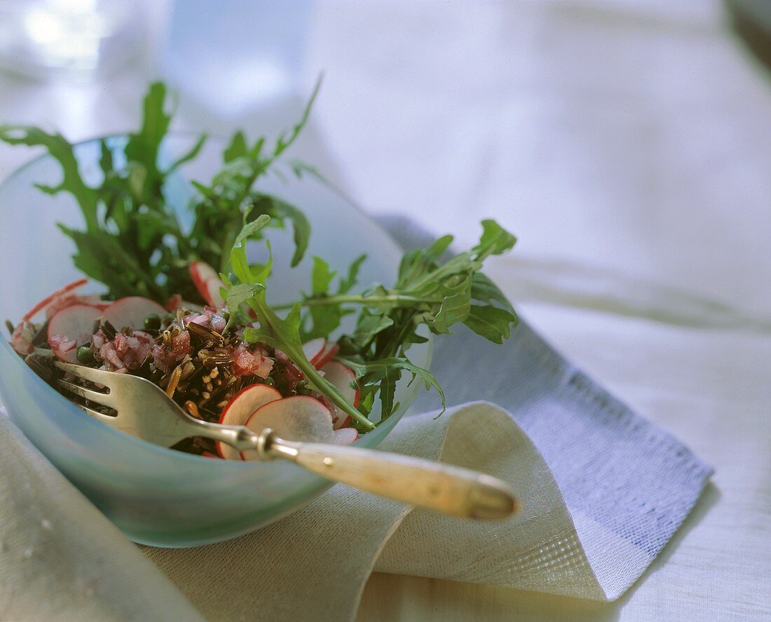 Rucola-Wildreis-Salat mit Radieschen und Ingwer