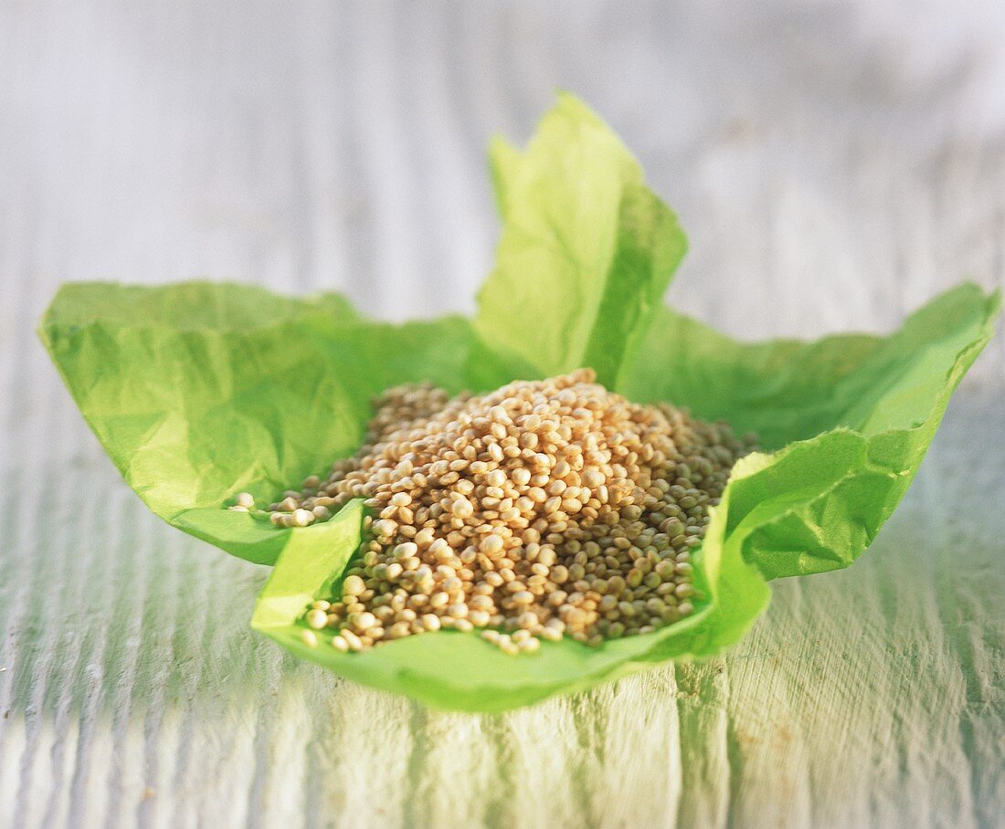 Quinoa auf grünem Einwickelpapier