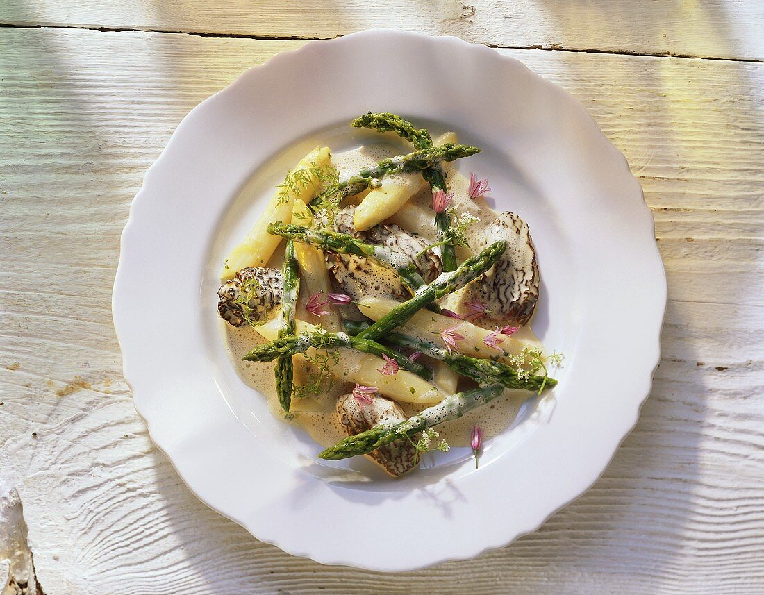 Gebratener Spargelsalat mit Morcheln und rosa Blüten