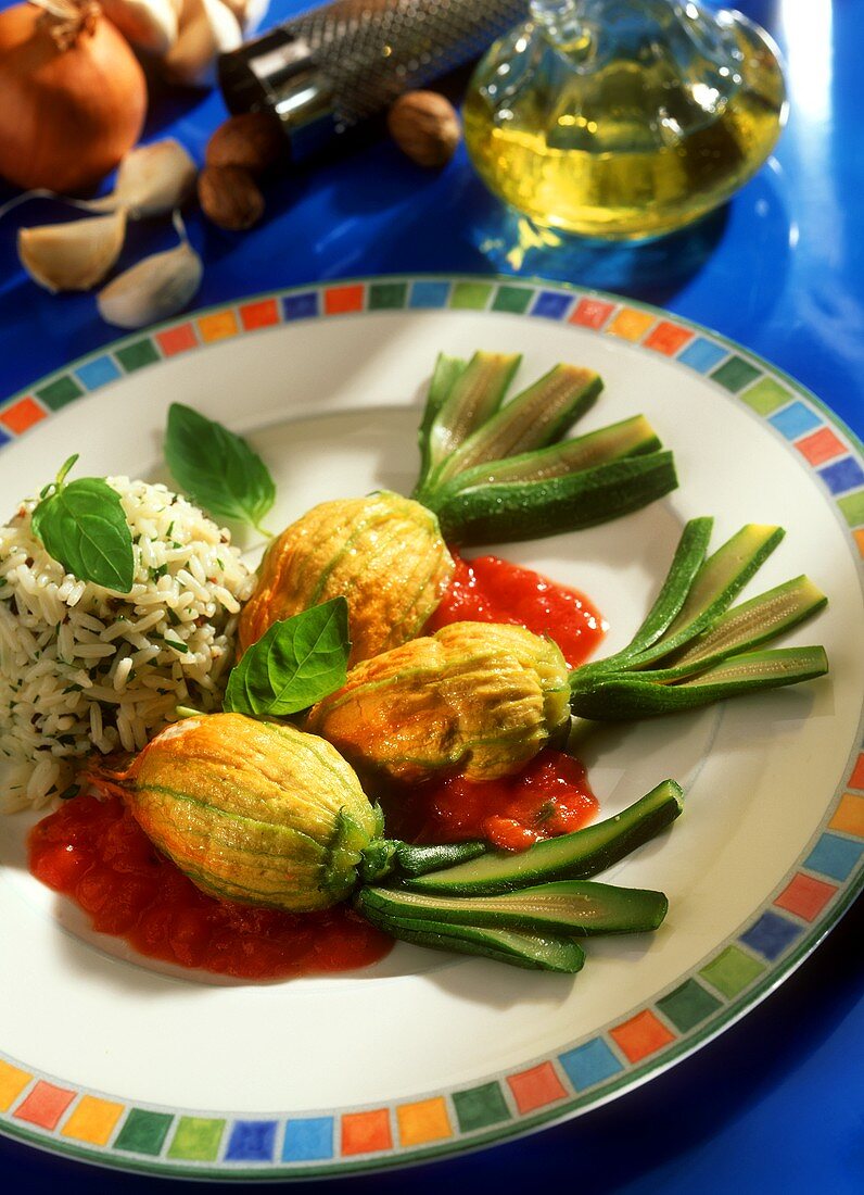 Zucchiniblüten mit Kalbfleischfüllung, Reis und Tomatensauce