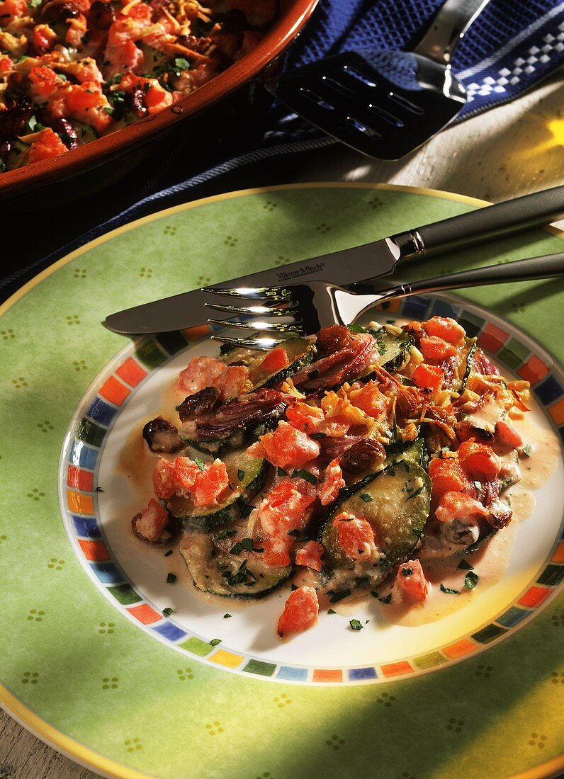 Zucchiniauflauf mit Ziegenkäse, Rosinen und Tomaten