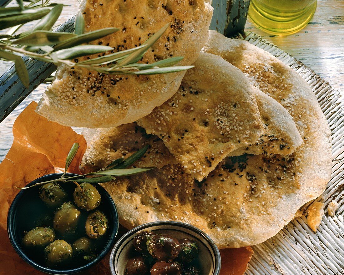 Türkisches Fladenbrot mit Sesam und Schwarzkümmel; Oliven