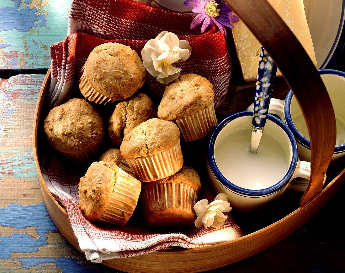 Pikante Muffins mit Käse, Buttermilch und Tuch auf Tablett