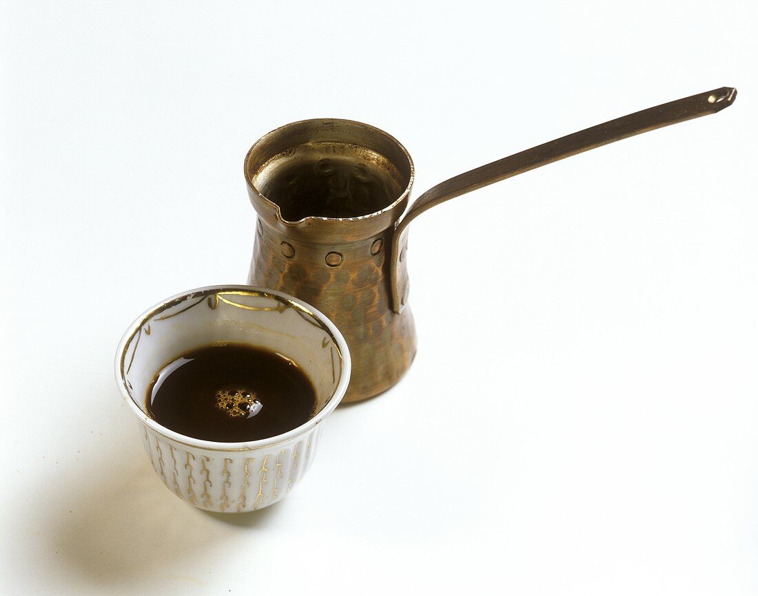 Türkischer Kaffee in Tasse und Kupferkännchen
