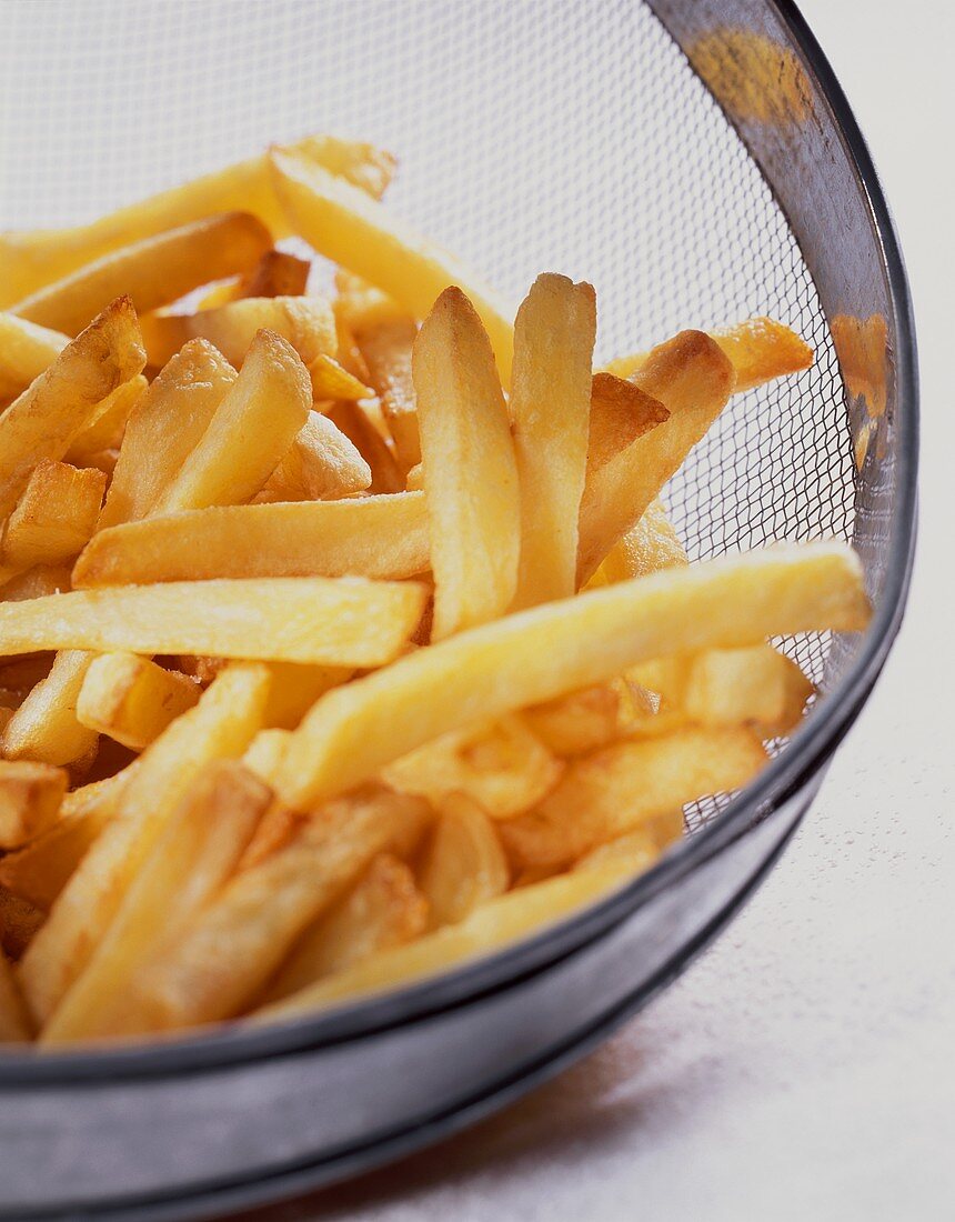 Pommes frites in einem Sieb