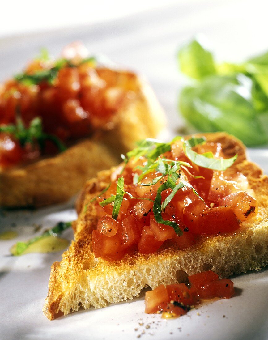 Bruschetta (Röstbrot mit Tomaten und Basilikumstreifen)