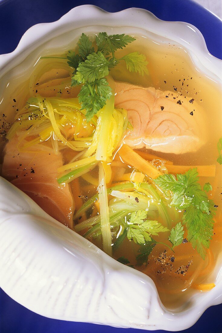 Frische Fischsuppe mit Gemüse in muschelförmigem Teller