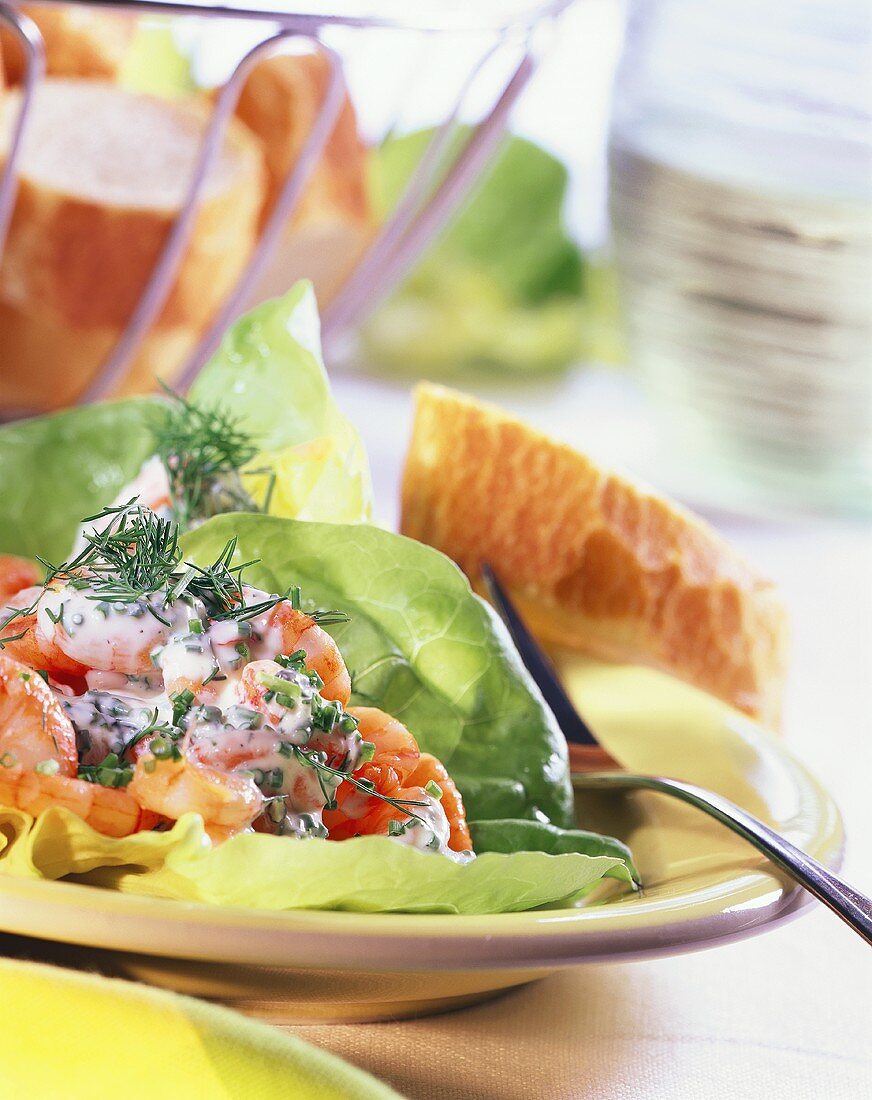 Krabbencocktail auf Kopfsalat mit Dill und Baguette