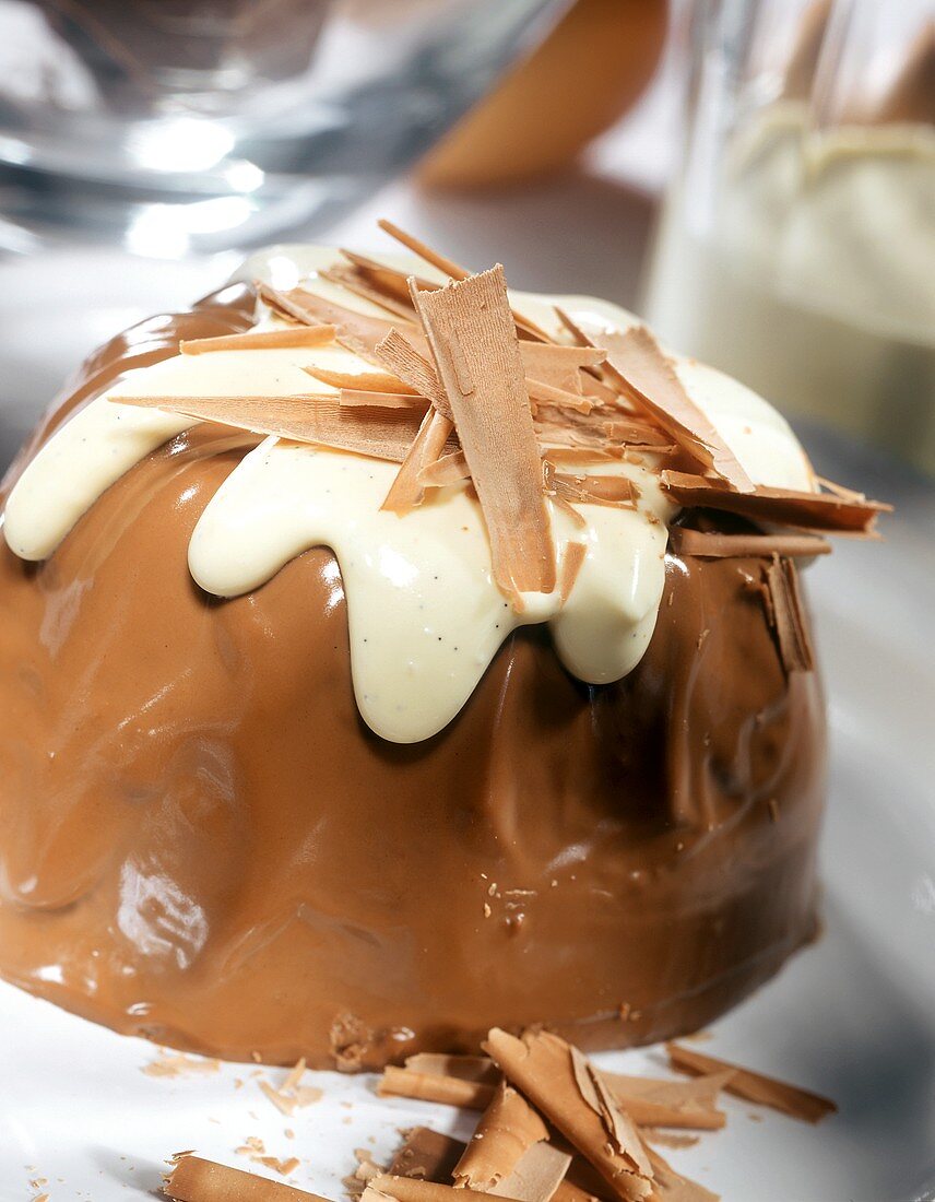 Schokoladenpudding mit Vanillesauce und Schokospänen