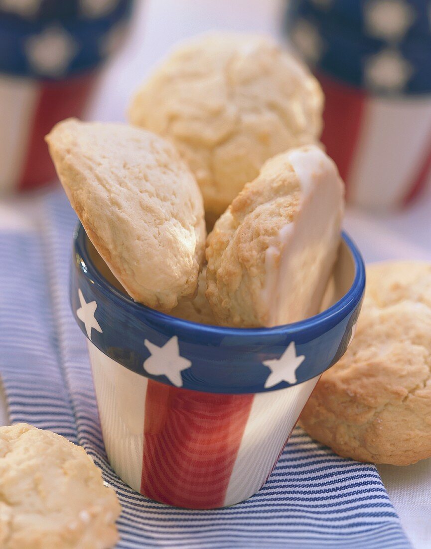 Amerikaner: three iced biscuits in beaker