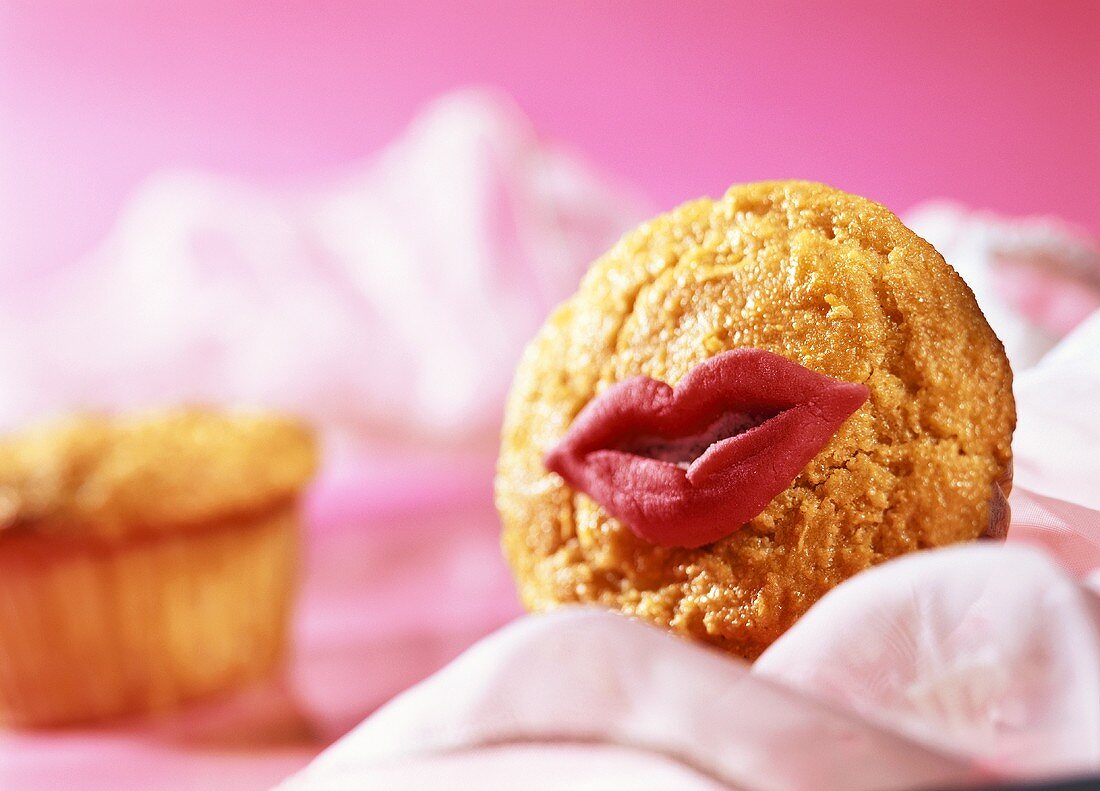 Muffin à la Marilyn mit rotem Marzipanmund