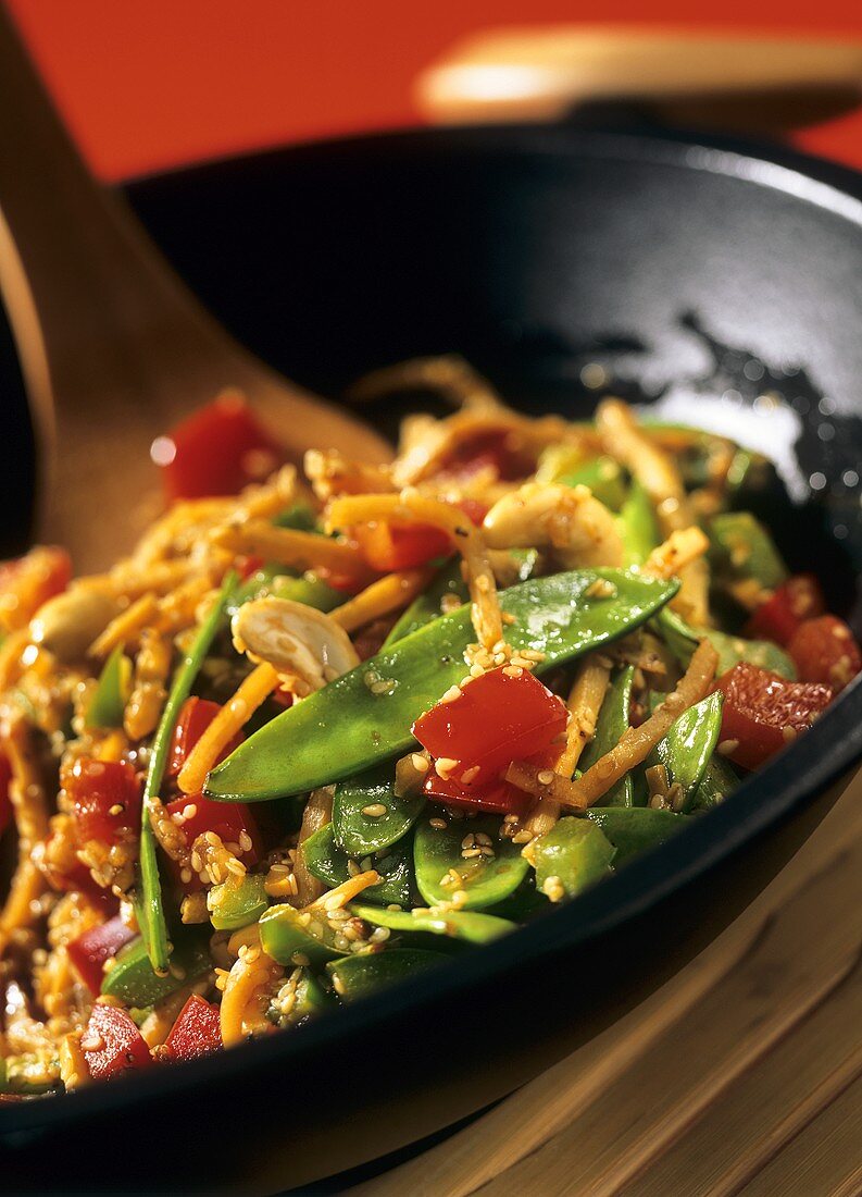 Mixed vegetables with mangetouts and sesame in wok