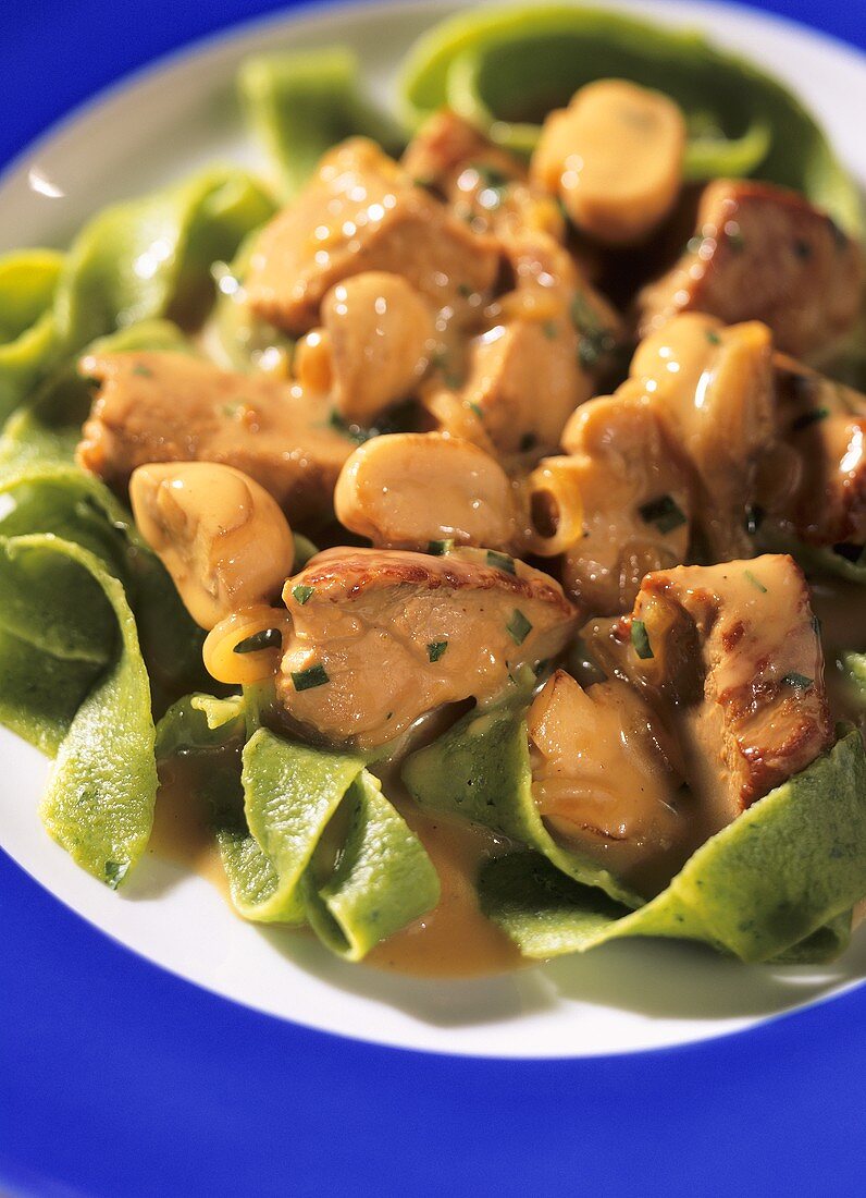 Kalbsrahmgulasch mit Champignons und grünen Bandnudeln