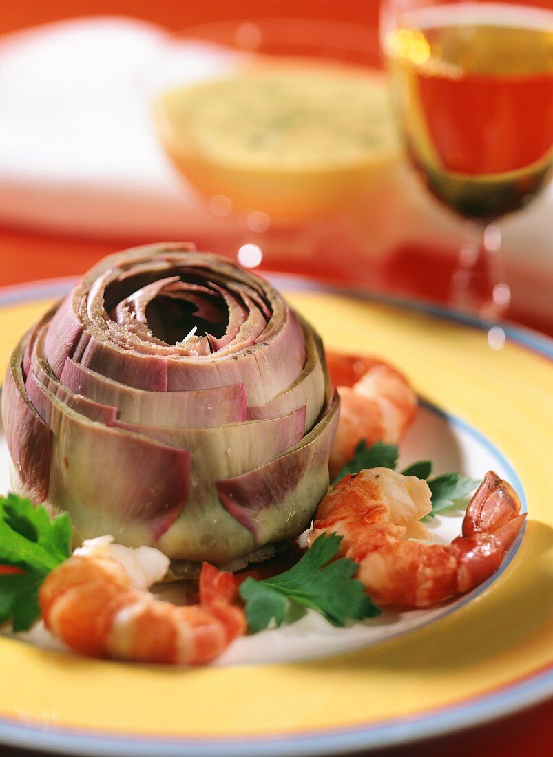 Artischocken und Shrimps in Zitronensauce auf Teller