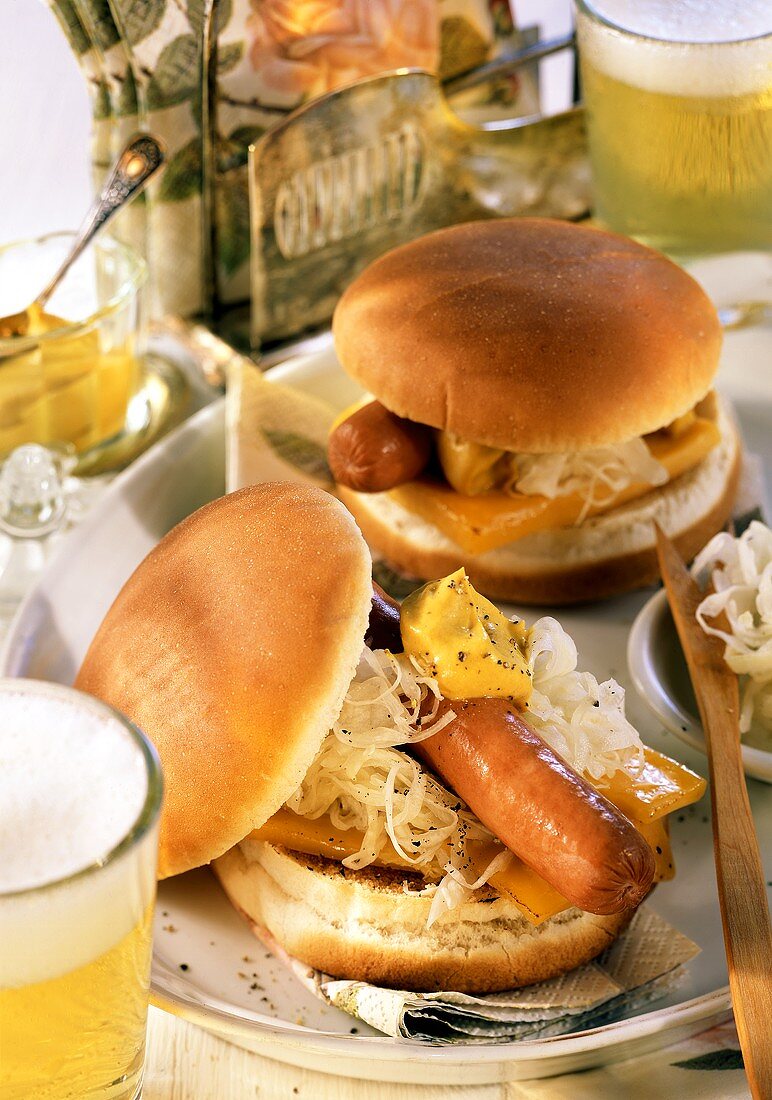 Sauerkraut-Hot Dog mit Senf und Käse; Bier