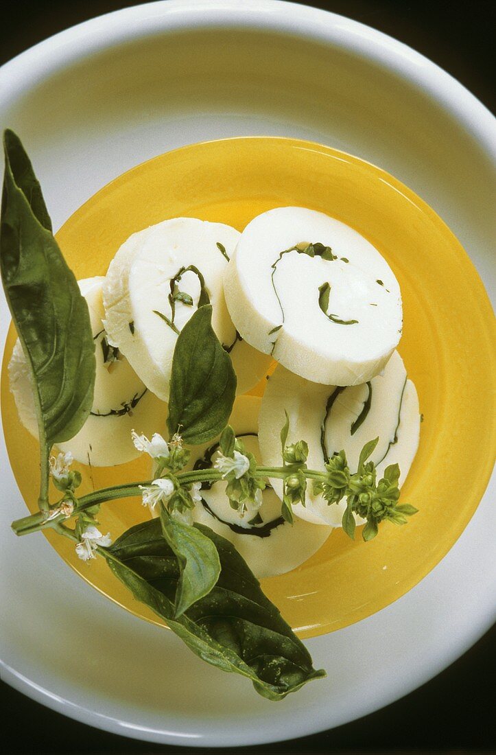 Butterroulade mit Basilikum auf Teller