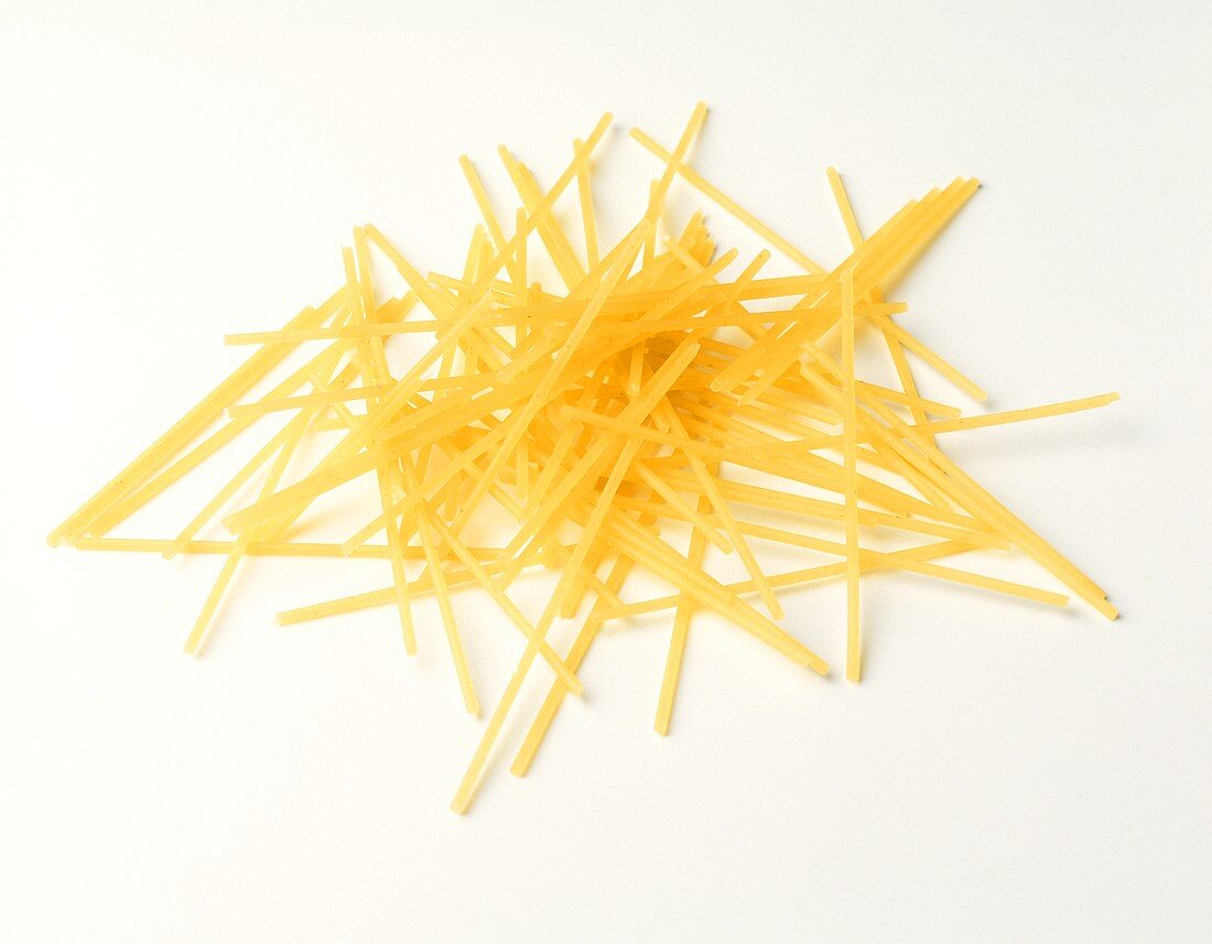 Spaghetti, in kurze Stücke gebrochen